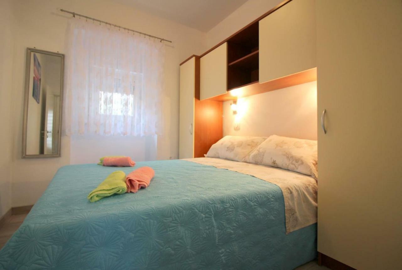 Apartment Noemi In City Center Porec Esterno foto
