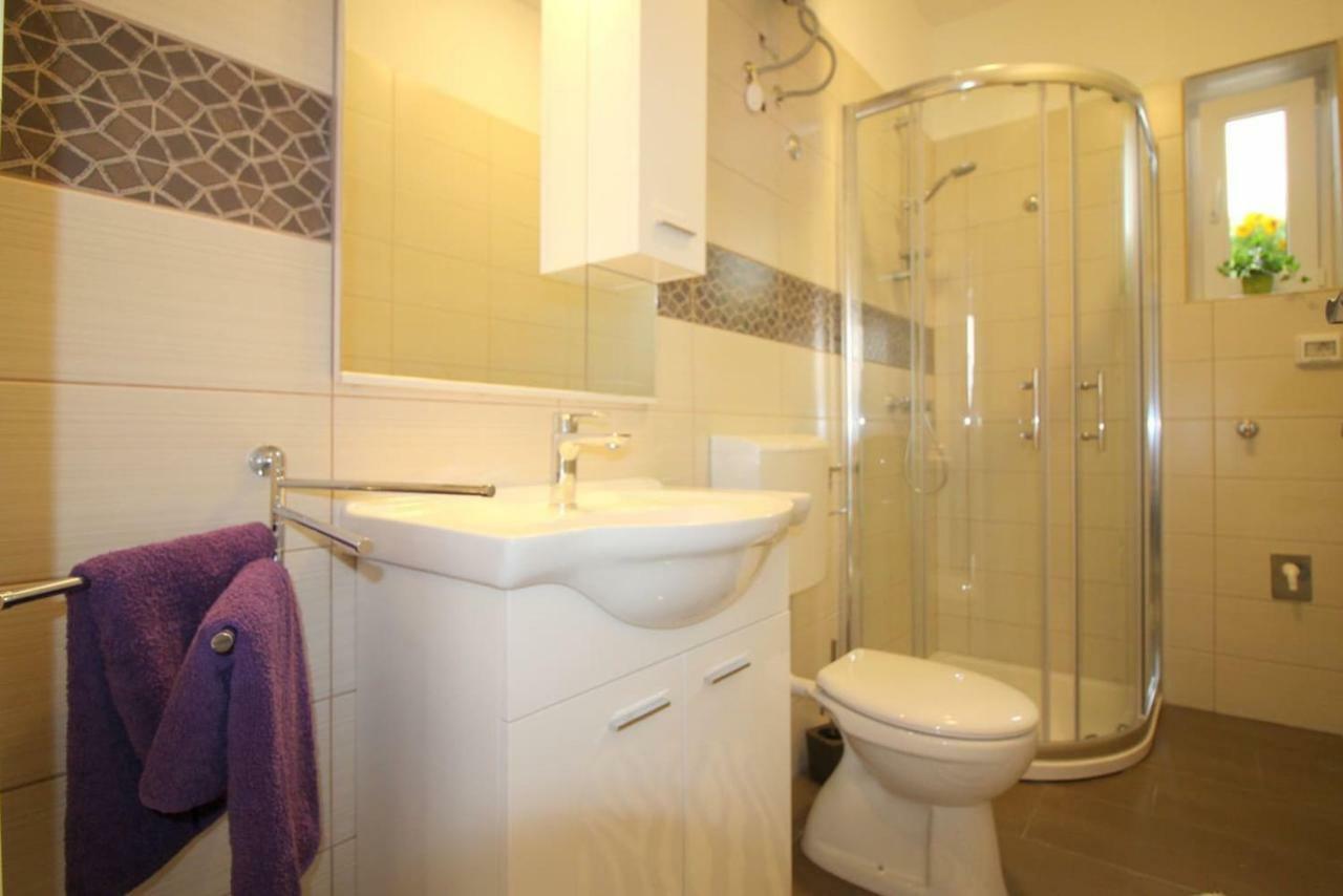 Apartment Noemi In City Center Porec Esterno foto