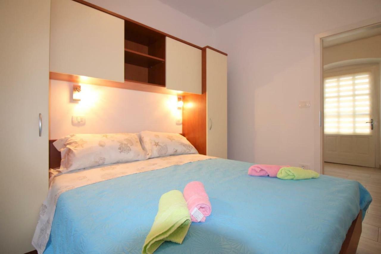 Apartment Noemi In City Center Porec Esterno foto